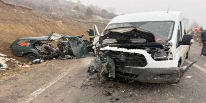 Öğretmen Servisi ile Otomobil Kafa Kafaya Çarpıştı: 1 Ölü, 10 Yaralı